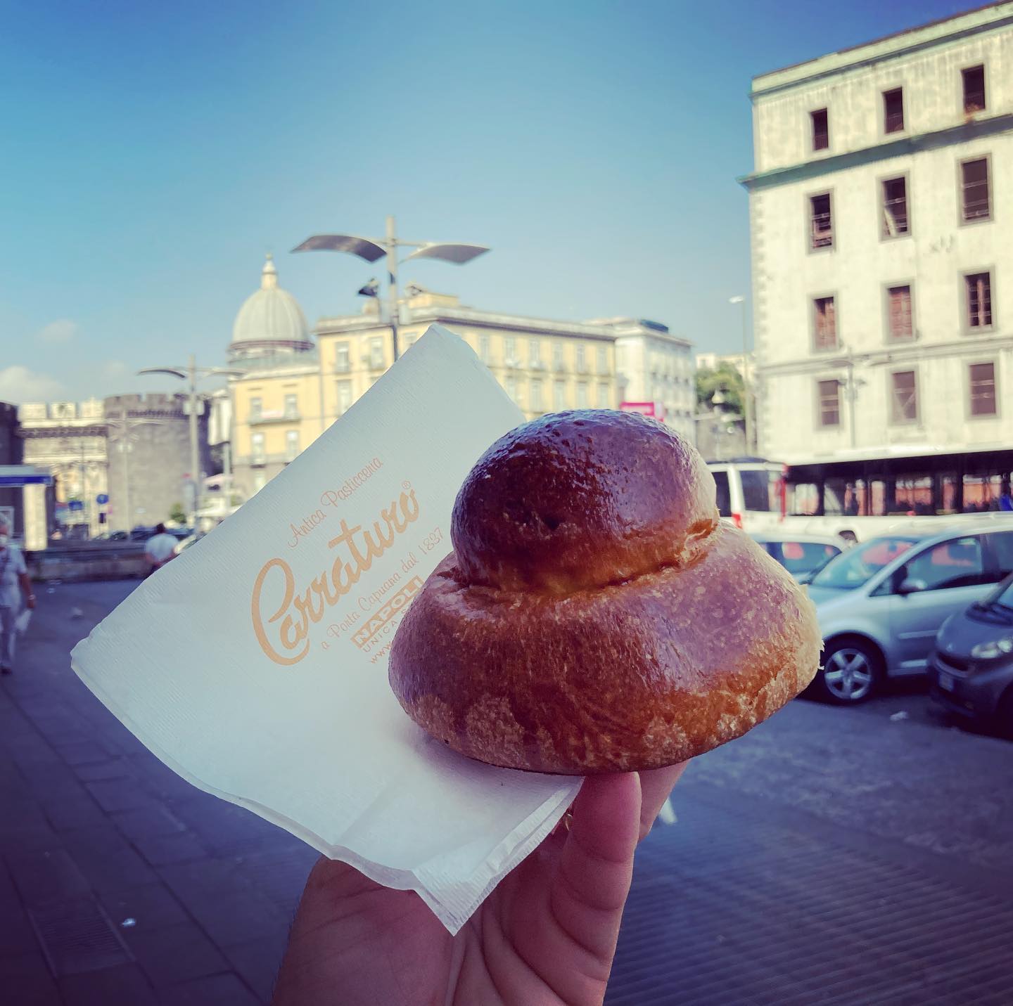 Caffè e Brioche all'antica pasticceria Carraturo a Porta Capuna: Un Viaggio nel Cuore di Napoli