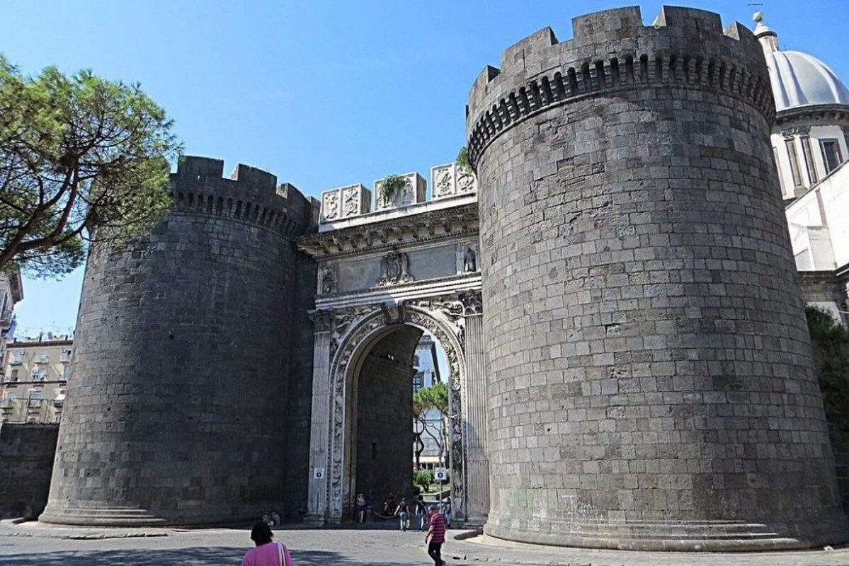 Porta Capuana a Napoli: cosa vedere, cosa mangiare e dove assaggiare i dolci della tradizione