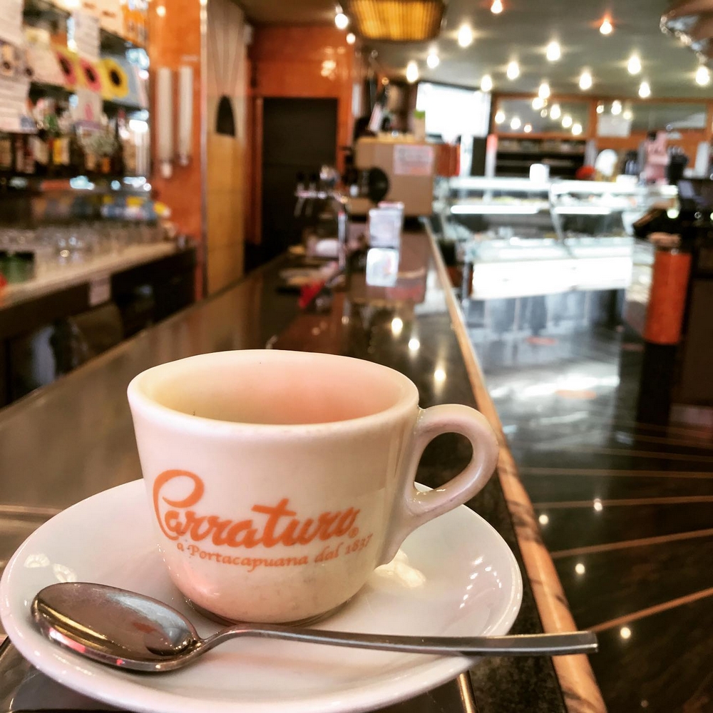 Il vero gusto partenopeo: Caffè e Cornetti a Napoli!